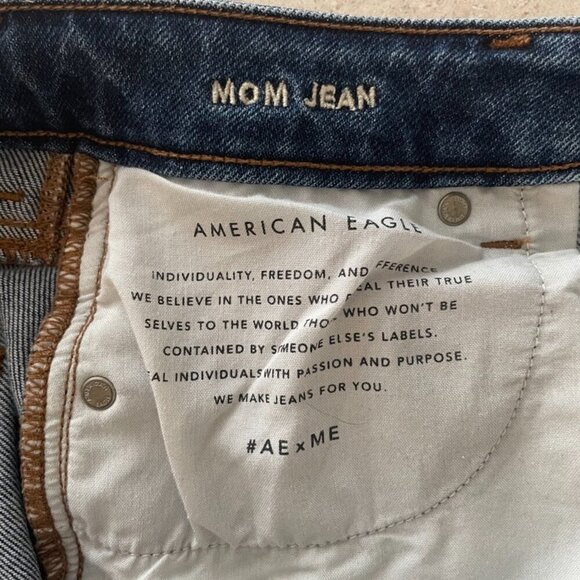American Eagle Mom Jeans Distressed Knees/Hem Medium Blue Wash, Size 4 - Picture 6 of 10